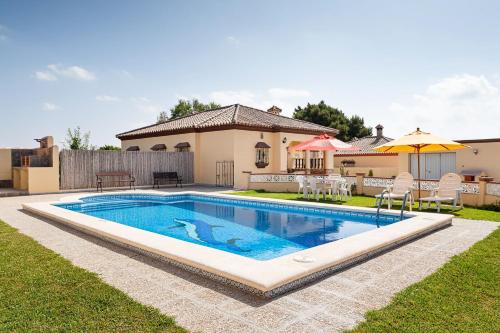 Solo Para Familias Camino del Pozo La Boyal — 4-Star Luxury Hotel in Chiclana De La Frontera, Spain