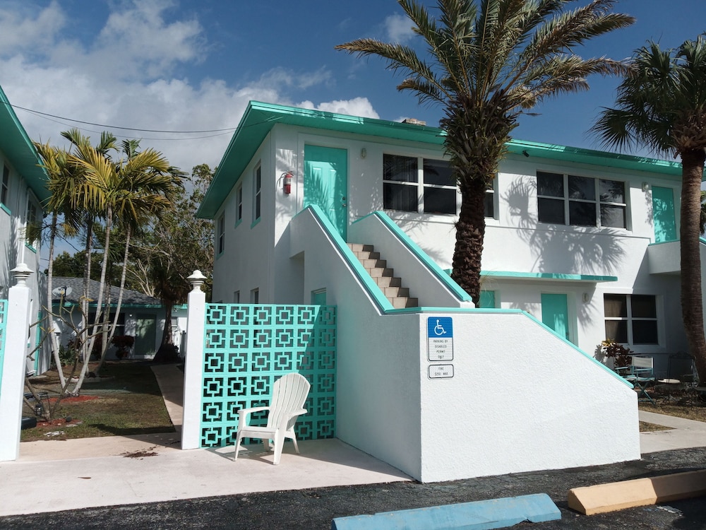 Swashbuckler Motel - photo 42