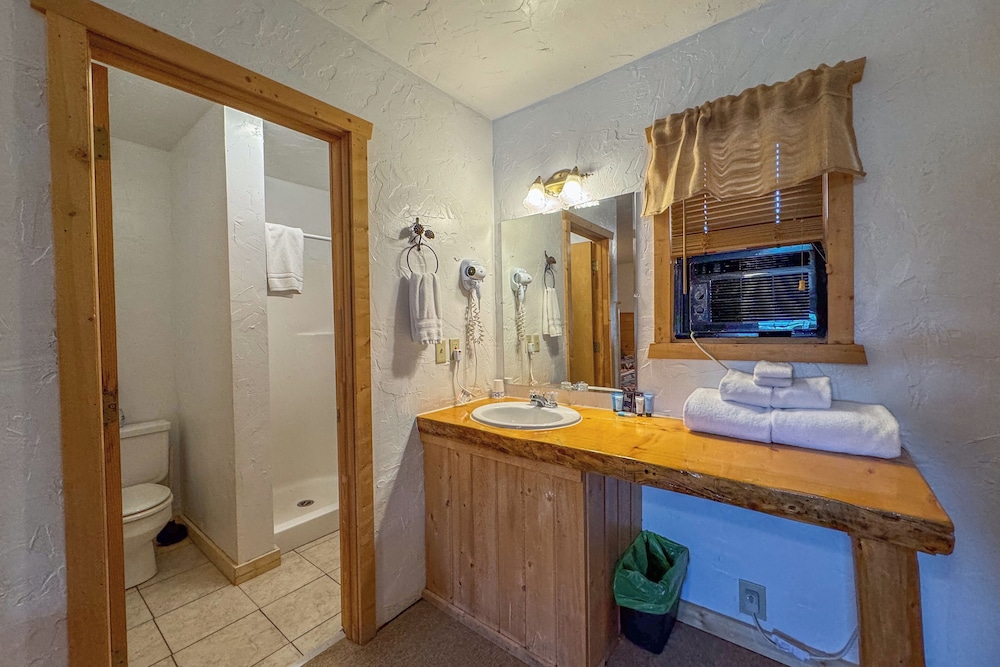 Chinook Winds Motel - photo 129