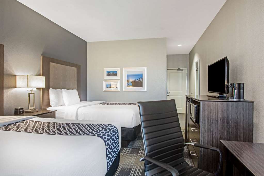 La Quinta Inn & Suites by Wyndham Victoria South - photo 19