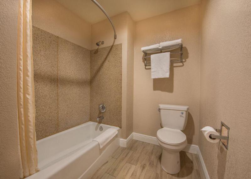 Edgewater Inn Reedley - photo 5