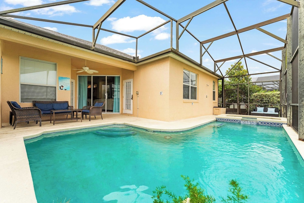 Poolside At Calabay Home for 9 with Game Room — 4-Star Luxury Hotel in Davenport, United States