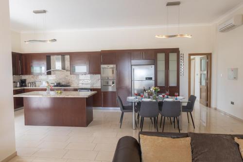 Protaras Holiday Villa Pa7 Private 7 Bedroom villa