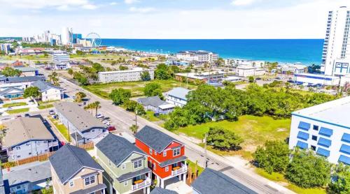Coastal Beach House Blocks from Ocean — 4-Star Luxury Hotel in Myrtle Beach, United States