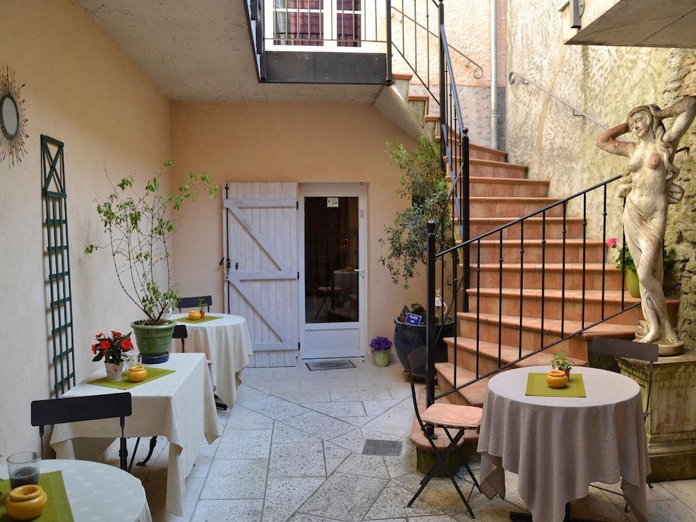 Logis Hostellerie de la Poste - carbon neutral hotel in Clamecy