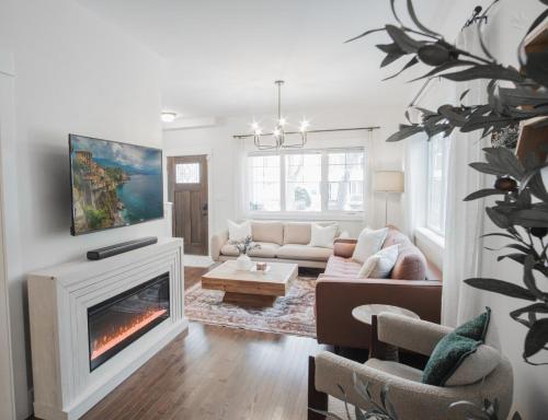 Downtown Kingbed 4Br Fireplace Bikelane in Edmonton, Canada