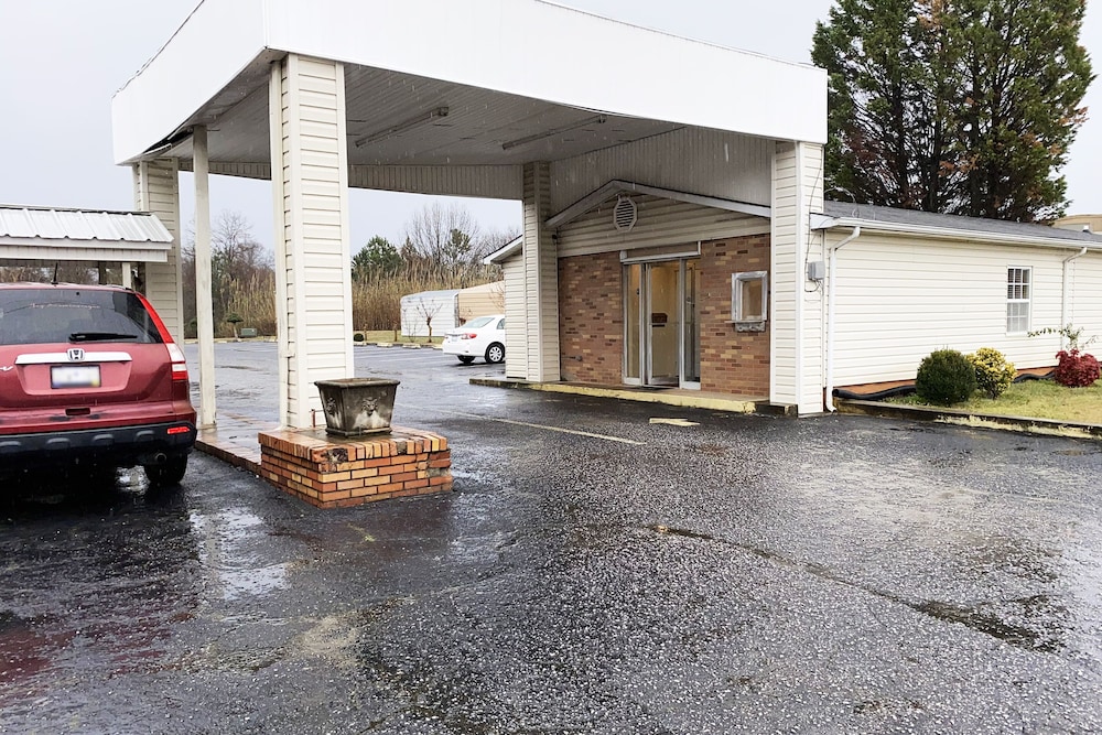 OYO Hotel Mauldin SC South Main Street - photo 29