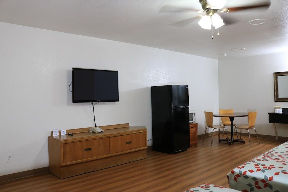 Heritage Inn & Suites - photo 7