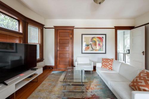 Stay Portland Historic PDX Home Sleeps 10 Perfect Location — 4-Star Luxury Hotel in Portland, United States