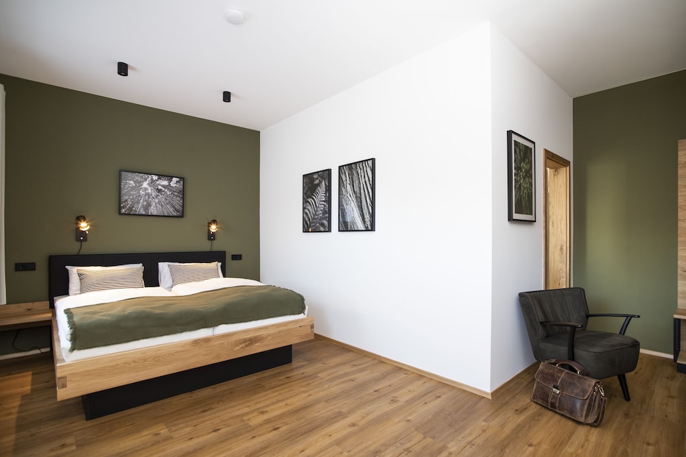 Holzfellas Hotel & Restaurant — 4-Star Luxury Hotel in Wiesau, Germany
