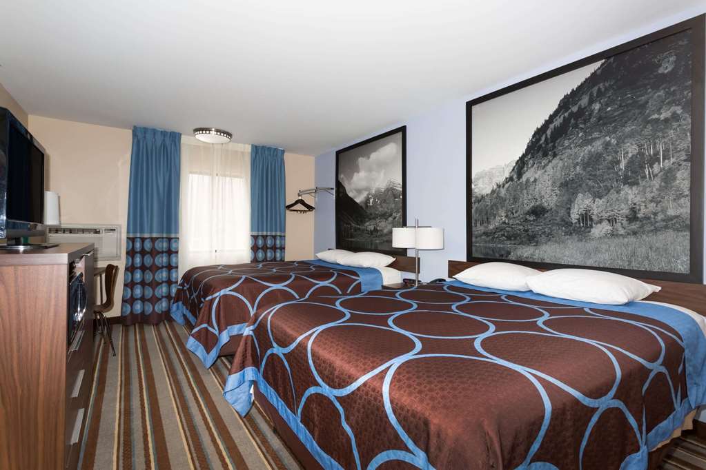 Super 8 by Wyndham Longmont Twin Peaks - photo 8