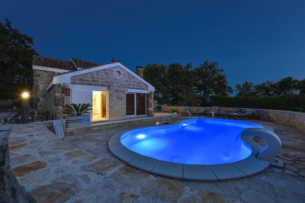 Villa Rosemary Zadarvillas — 4-Star Luxury Hotel in Policnik, Croatia