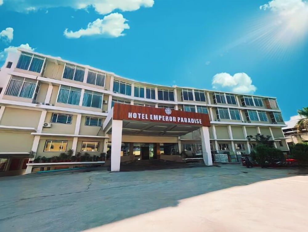 Hotel Emperor Paradise in Bilaspur, India