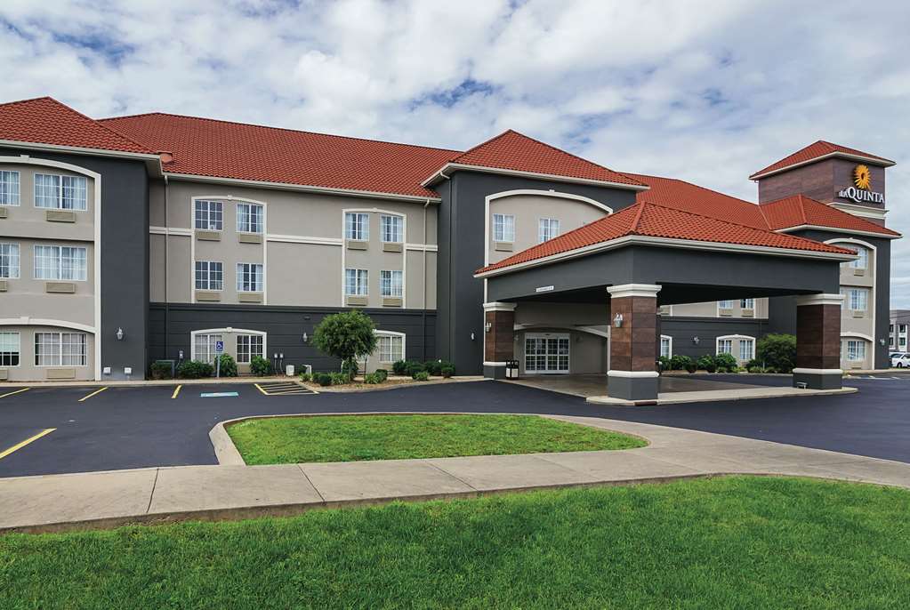 La Quinta Inn & Suites by Wyndham Bowling Green - featured photo