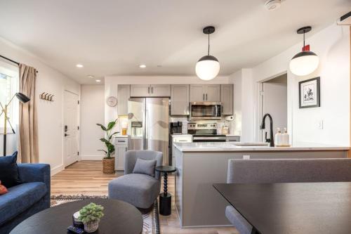 Condo by Vanderbilt and Belmont 3 miles to Downtown & Free Parking — 4-Star Luxury Hotel in Nashville, United States