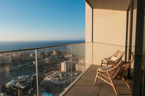 Luxury 360 Sea View 27th Floor Apartment in Mercury Tower in San Giljan, Malta