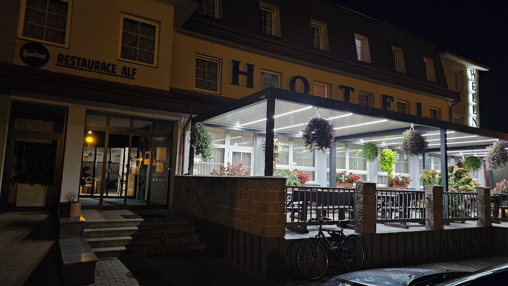 Hotel Alf — hotel in Borovany