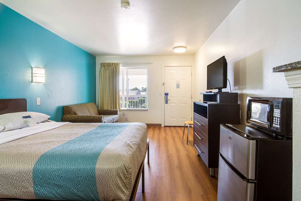 Motel 6 Portland Mall 205 - photo 10