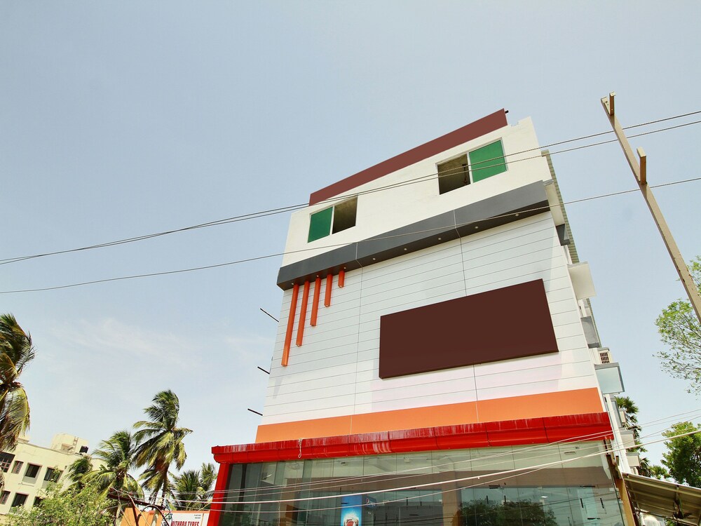 Oyo 15948 Hotel Srees in Tiruchirappalli, India