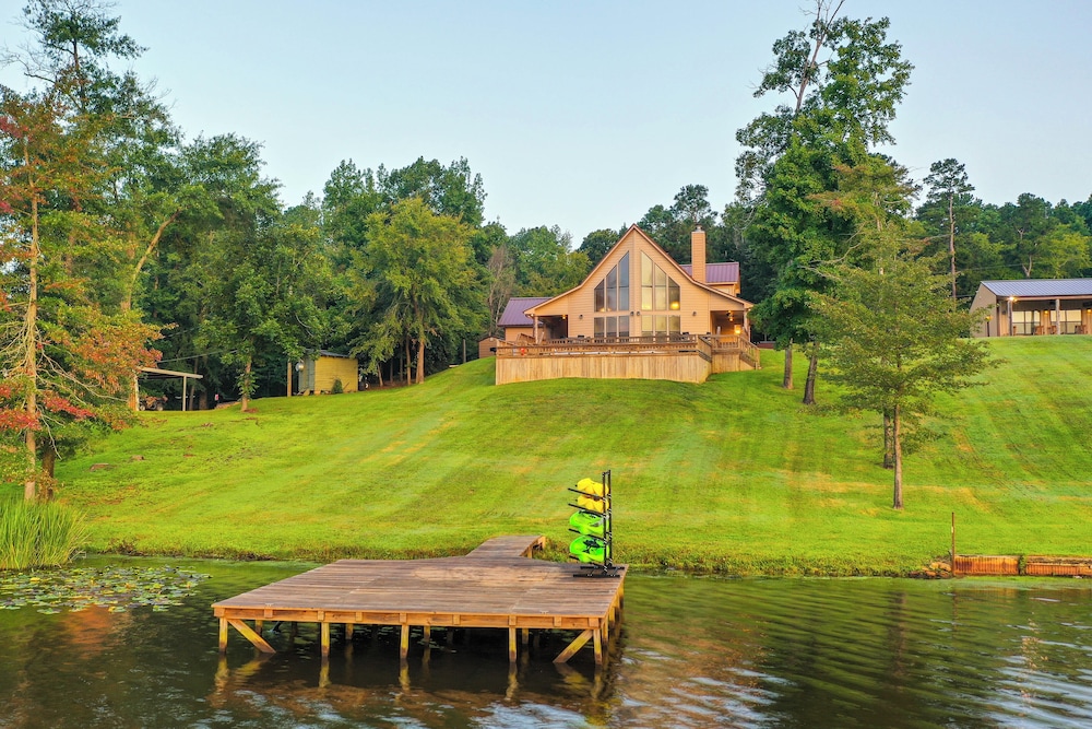 Lakefront Gladewater Retreat w Dock Hot Tub — hotel in Gladewater