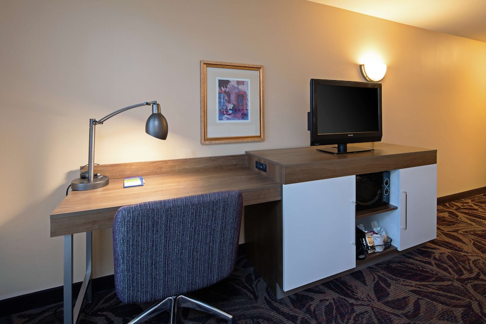 Hampton Inn & Suites Bremerton - photo 5