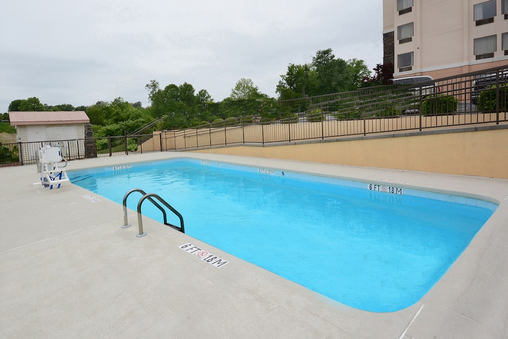 Holiday Inn Express Greensboro I 40 at Wendover an Ihg Hotel - photo 33