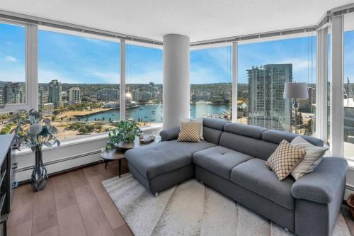 Spacious DT 2 BDR High rise with view pool gym — 4-Star Luxury Hotel in Vancouver, Canada