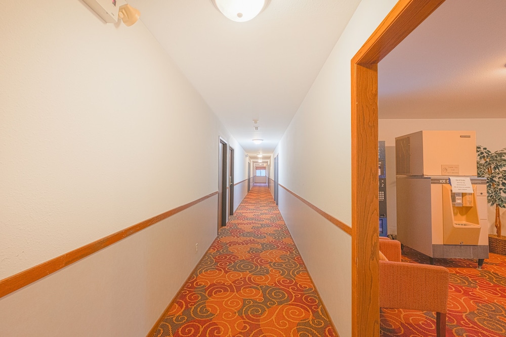 Harlan Inn and Suites - photo 6