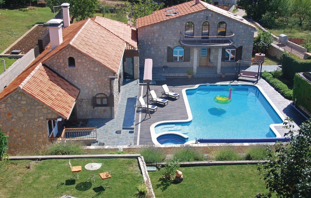 Zekova torina — 4-Star Luxury Hotel in Cista Provo, Croatia