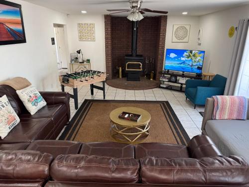 Charming 3 Bedroom Farmhouse Retreat with Open Deck — 4-Star Luxury Hotel in Stockton, United States