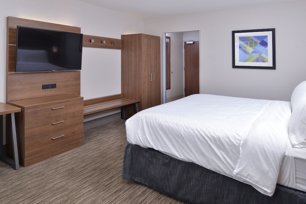 Holiday Inn Express & Suites Marshalltown by IHG - photo 18