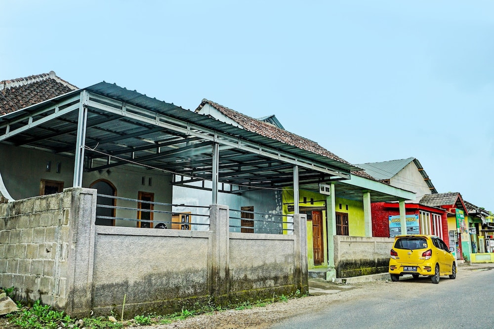 OYO Life 92222 Sahabat Kost Syariah Pacitan in Pacitan, Indonesia