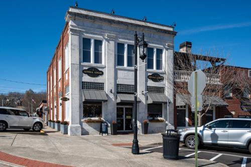 Main & Main Downtown Blue Ridge GA Luxurious Downtown Retreat Gas Log Fireplace King Master Suite Blue Ridge GA — 4-Star Luxury Hotel in Blue Ridge, United States