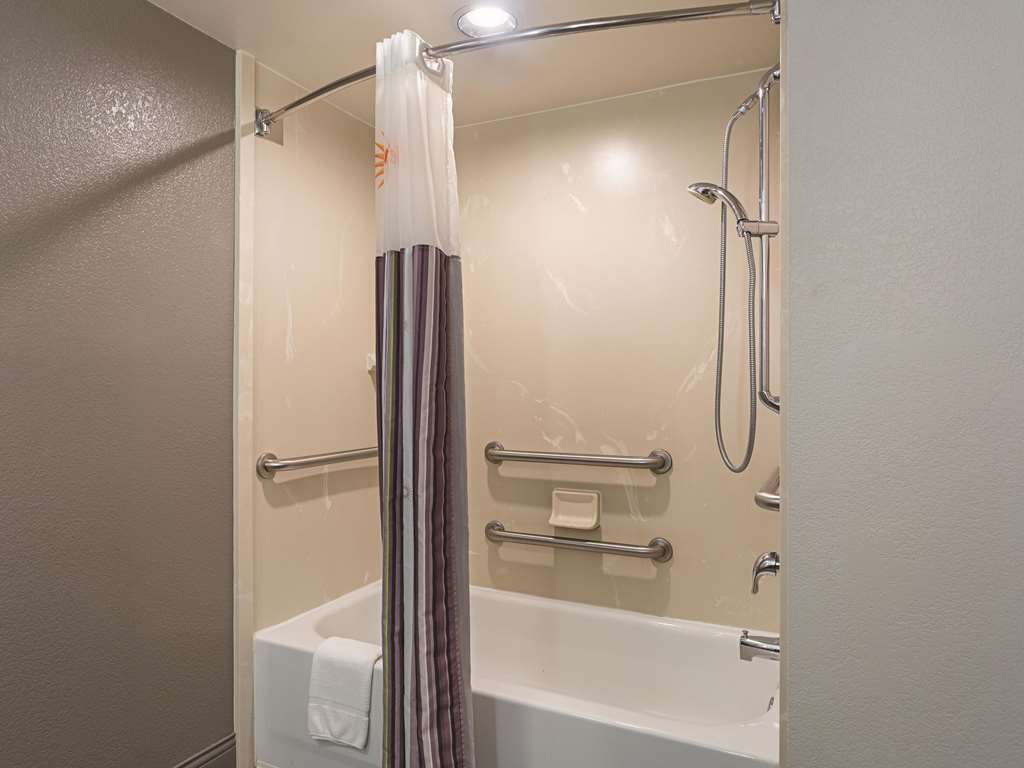 La Quinta Inn & Suites by Wyndham Baltimore BWI Airport - photo 37