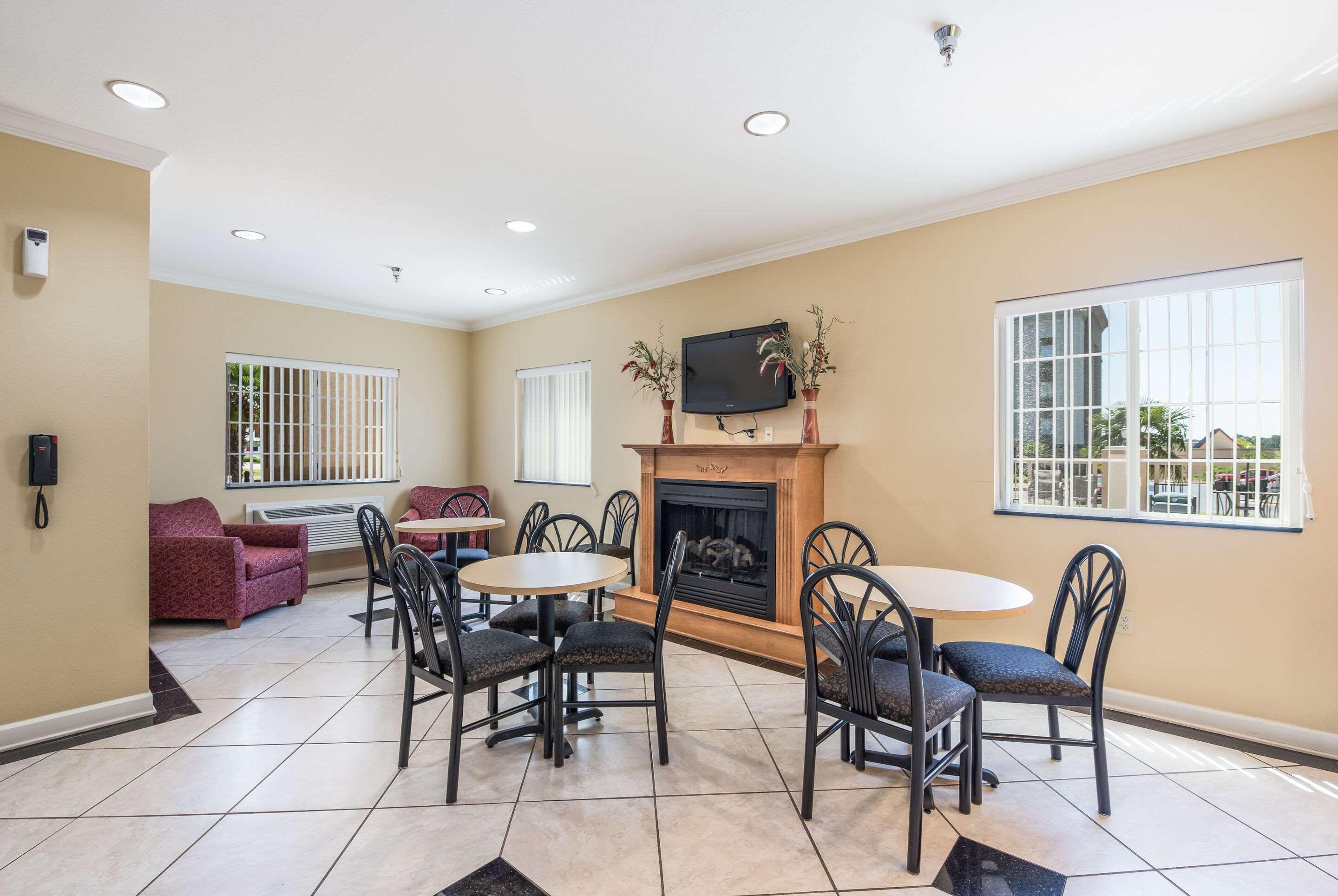 Bryant Inn & Suites - photo 20
