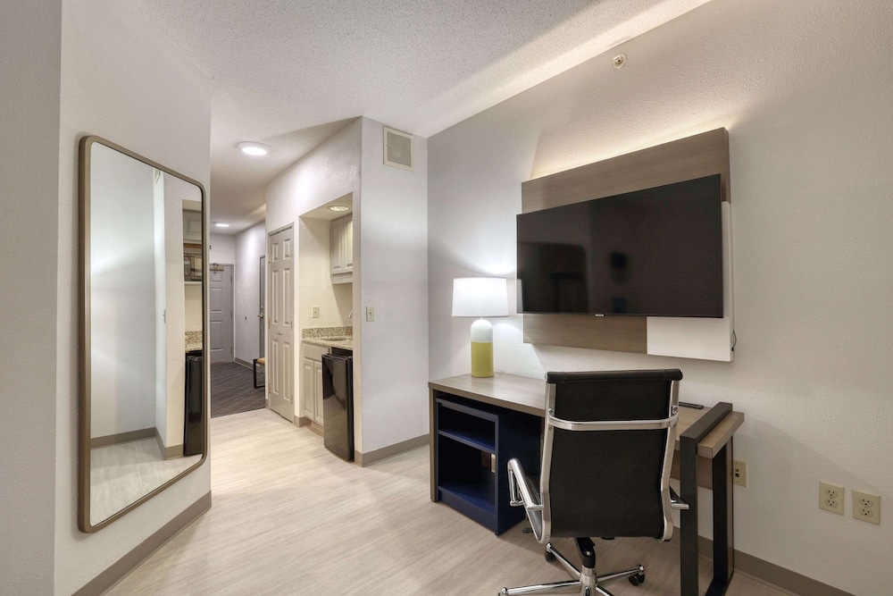 Comfort Suites Milwaukee Airport - photo 22