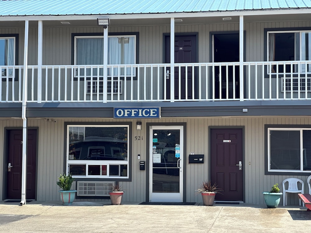 The Royal Victorian Motel - photo 52