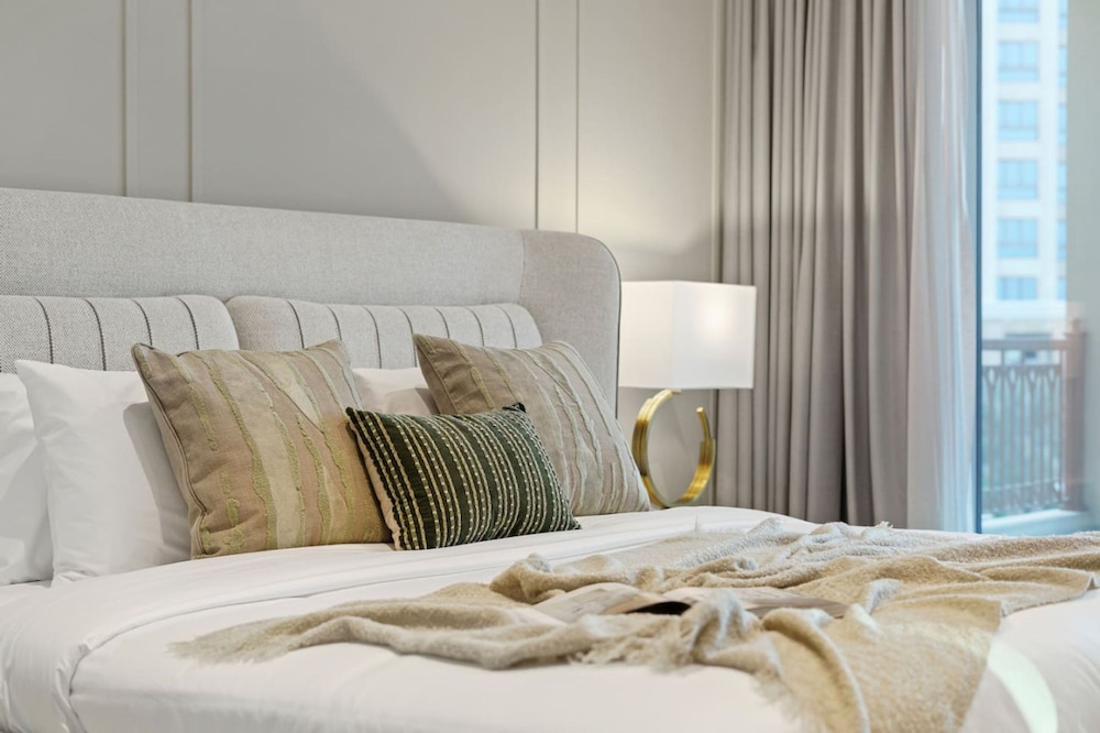 Waterfront 3BR Apt Direct Access to Nakheel Mall — 5-Star Luxury Hotel in Dubai, United Arab Emirates