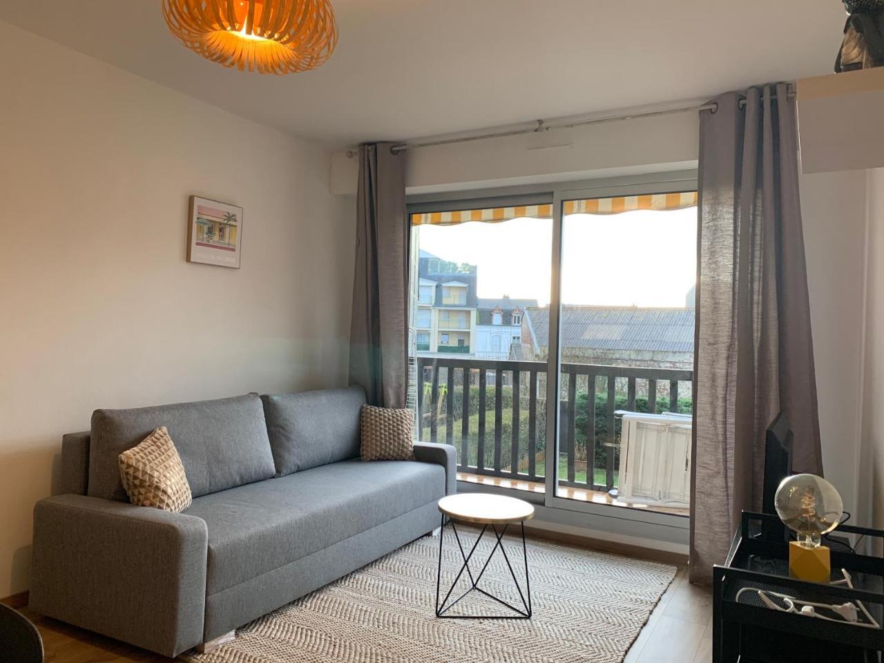 T2 Cosy Avec Terrasse Sud Centre Deauville in Deauville, France