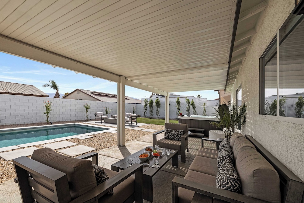 Montego by Avantstay Private Yard w Pool & Hot Tub - photo 2