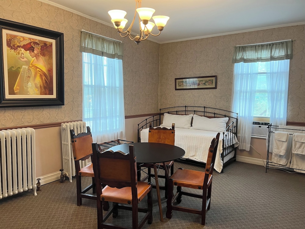 Rogues Harbor Inn - photo 30