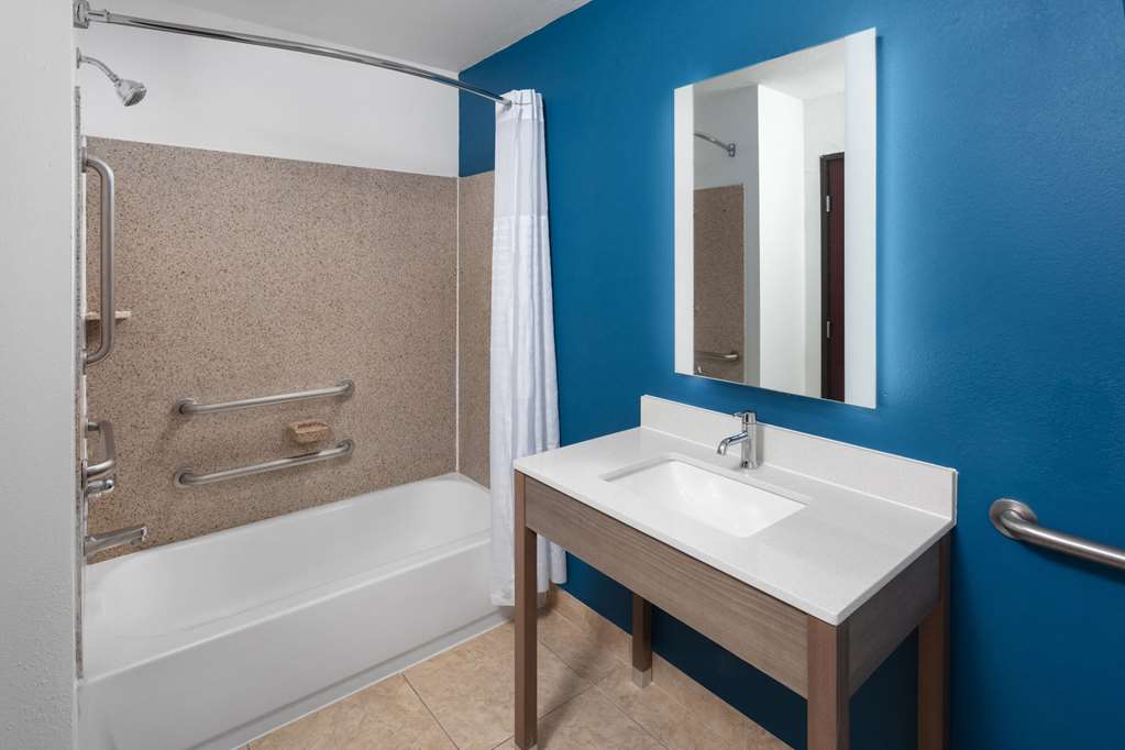 La Quinta Inn & Suites by Wyndham Woodward - photo 38