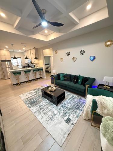 Gold'n Retreat — 4-Star Luxury Hotel in Mission, United States