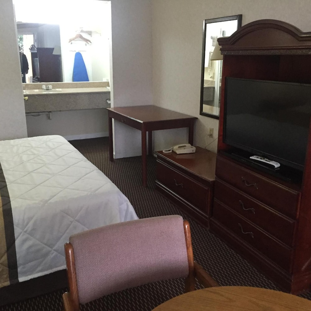 Econo Lodge Calhoun North Damascus - photo 30
