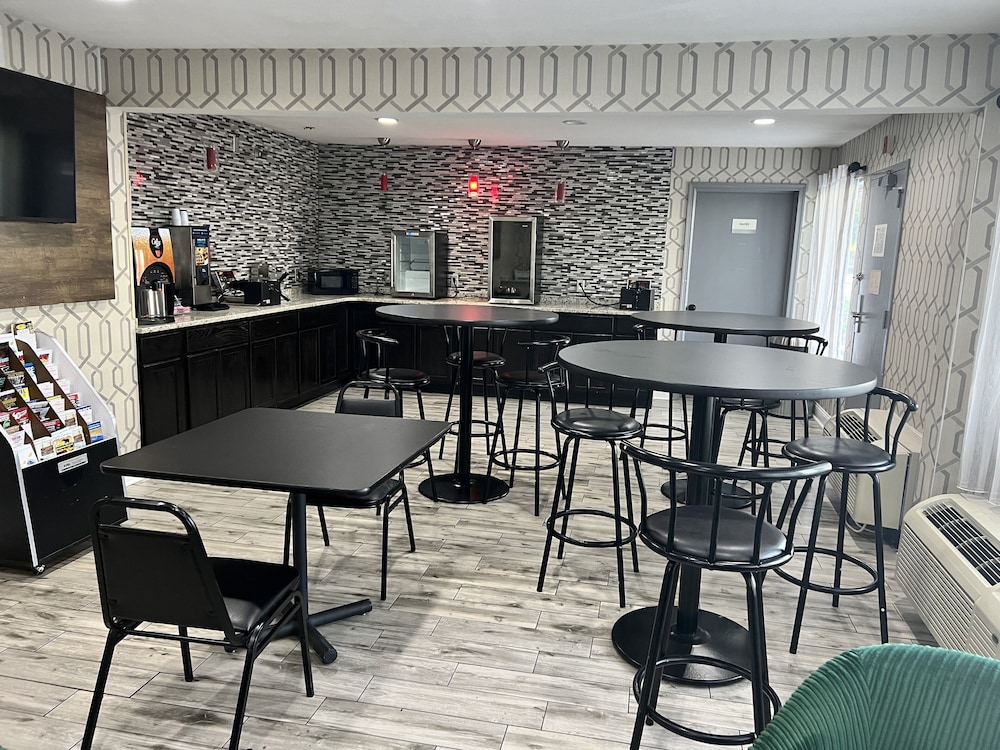 Clarion Pointe Greensboro Coliseum Area - photo 32