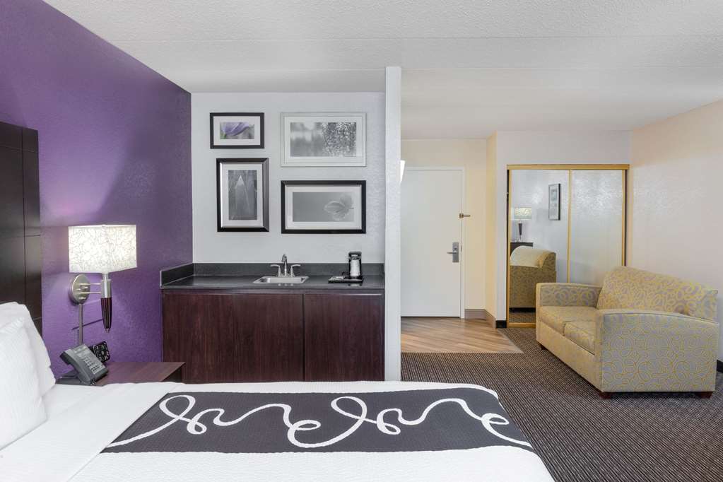 La Quinta Inn & Suites by Wyndham Clifton Rutherford - photo 28