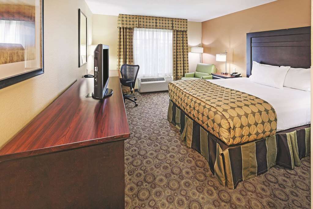 La Quinta Inn & Suites by Wyndham Dickinson - photo 12