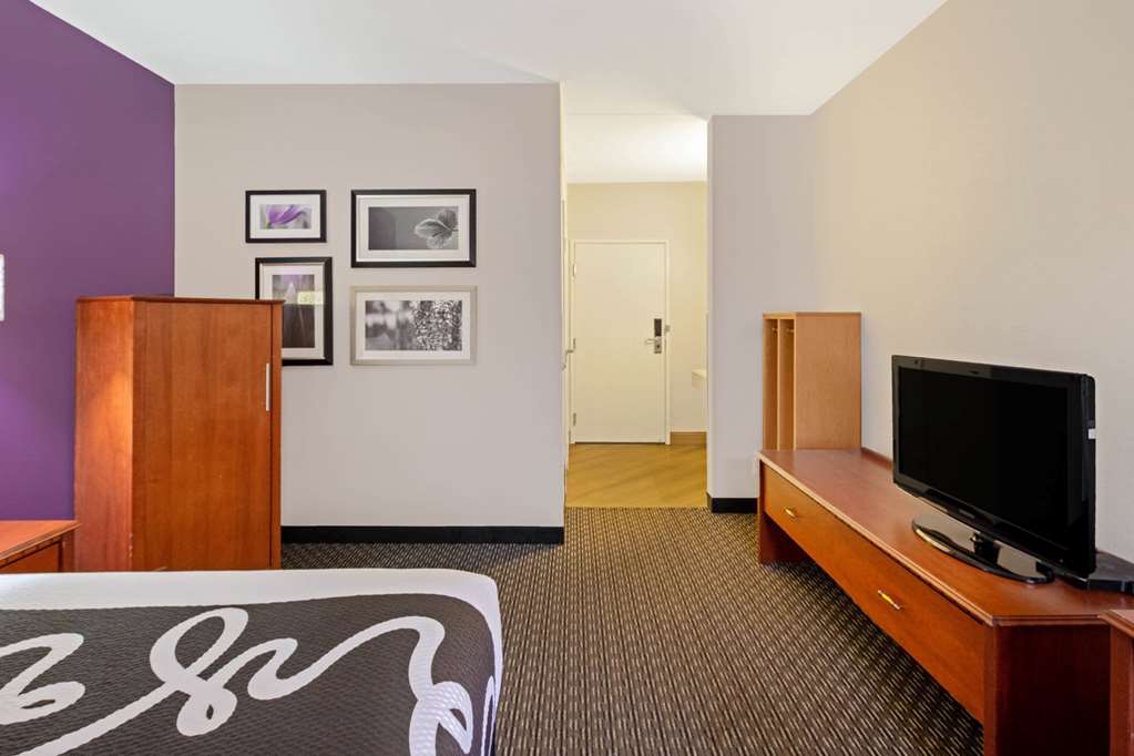 La Quinta Inn & Suites by Wyndham Miami Airport East - photo 36