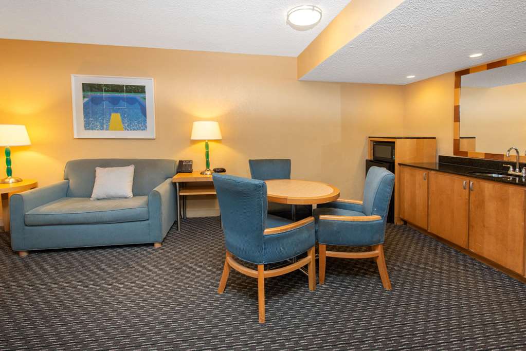 La Quinta Inn & Suites by Wyndham Deerfield Beach I 95 - photo 32
