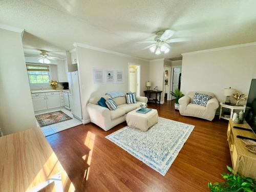 Countryside Carriage House with Pool — 4-Star Luxury Hotel in Commerce, United States